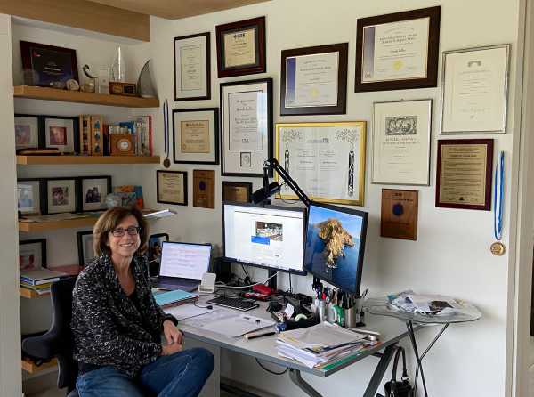 Enlarged view: Home office of Prof. Ursula Keller, 24. Dec. 2021